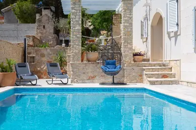 Bazen u objektu WATERFRONT SEA DREAM VILLA ili u blizini