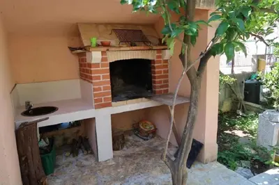 Oprema za roštilj dostupna gostima apartmana