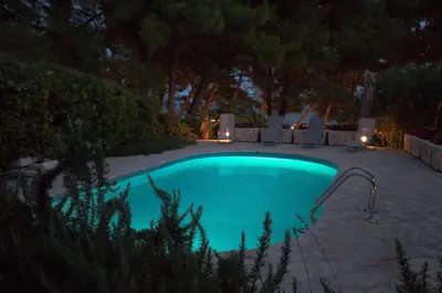 Bazen u objektu Stunning Bol Villa 4 Bedrooms Villa Zlatni Rat Stunning Location ili u blizini