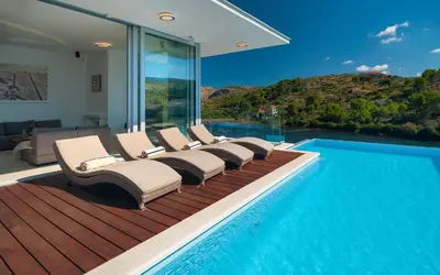 Bazen u objektu Stunning Brac Villa 5 Bedrooms Villa Infinite Stunning Sea Views ili u blizini