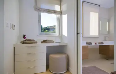Kupaonica u objektu Stunning Brac Villa 5 Bedrooms Villa Selca Brac 5 Metres To The Beach