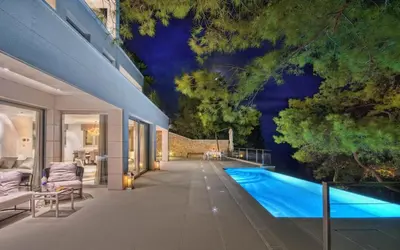 Bazen u objektu Stunning Brac Villa 5 Bedrooms Villa Selca Brac 5 Metres To The Beach ili u blizini