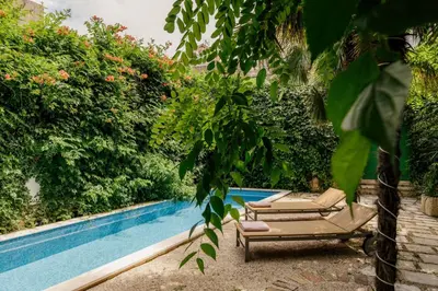 Bazen u objektu Villa Potoka Palace 4 Bedroom Villa Central And Private Setting ili u blizini