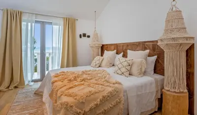Krevet ili kreveti u jedinici u objektu Charming Bohemian Chic Style Villa 4 Bedrooms Villa Punti Waterfront Sea