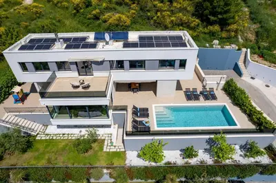 Bazen u objektu Villa Forti Dva - 5 Bedroom Modern Villa - Sister Villa Available - Sea Views ili u blizini