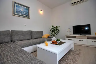 TV i/ili zabavni centar u objektu Apartment with big and free private parking