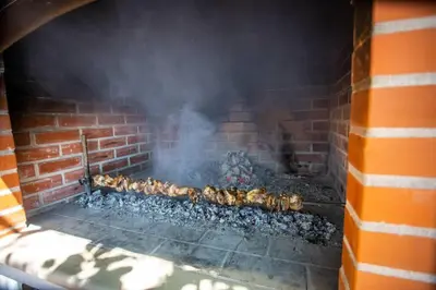 Oprema za roštilj dostupna gostima vikendica