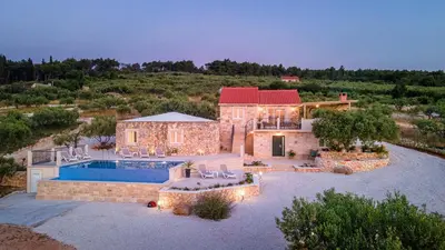 Bazen u objektu Villa Lukrecija Stonehouse ili u blizini