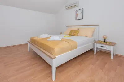 Krevet ili kreveti u jedinici u objektu Deluxe 3 bedroom apartment with sea view