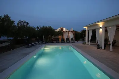 Bazen u objektu Stone Villa Olea ili u blizini