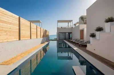 Bazen u objektu Wind Rose Wellness Villas, Villa Maestral ili u blizini