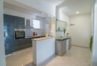 Kuhinja ili čajna kuhinja u objektu Villa Milena with heated pool and jacuzzi