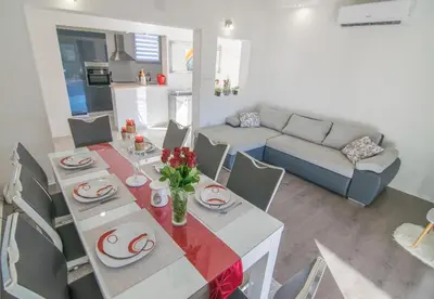 Kuhinja ili čajna kuhinja u objektu Villa Milena with heated pool and jacuzzi