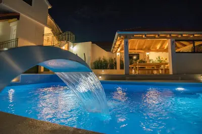 Bazen u objektu Villa Milena with heated pool and jacuzzi ili u blizini