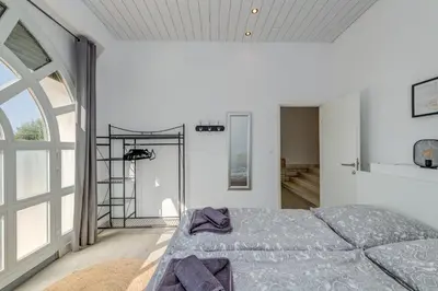 Krevet ili kreveti u jedinici u objektu Luxury apartment with shared pool patio & sea view