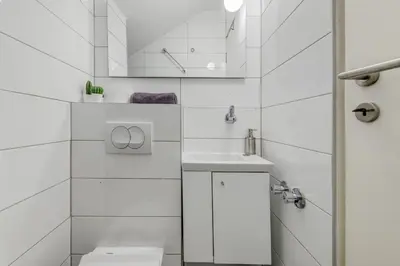 Kupaonica u objektu Luxury apartment with shared pool patio & sea view