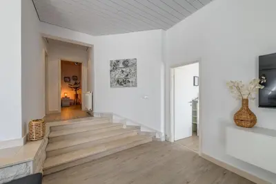 TV i/ili zabavni centar u objektu Luxury apartment with shared pool patio & sea view