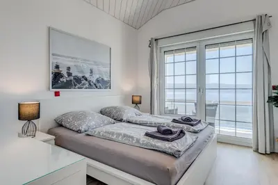 Krevet ili kreveti u jedinici u objektu Luxury apt w shared pool 3 balconies and terrace