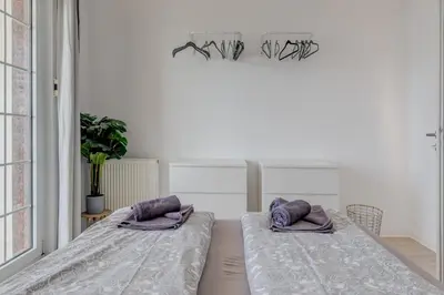Krevet ili kreveti u jedinici u objektu Luxury apt w shared pool 3 balconies and terrace