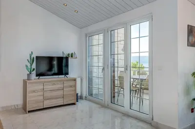 TV i/ili zabavni centar u objektu Luxury apt w shared pool 3 balconies and terrace