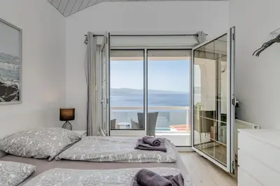 Krevet ili kreveti u jedinici u objektu Luxury apt w shared pool 3 balconies and terrace