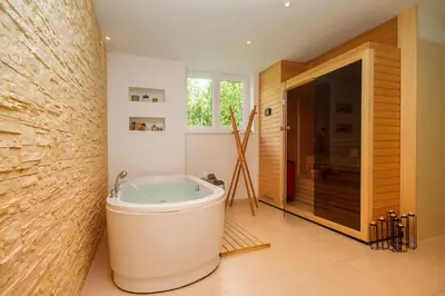 Kupaonica u objektu VILLA STOZAK, private heated pool, cinema room and sauna, 7 km from beach
