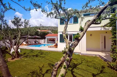 Bazen u objektu VILLA STOZAK, private heated pool, cinema room and sauna, 7 km from beach ili u blizini