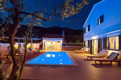 Bazen u objektu VILLA STOZAK, private heated pool, cinema room and sauna, 7 km from beach ili u blizini