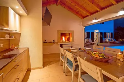 Kuhinja ili čajna kuhinja u objektu VILLA STOZAK, private heated pool, cinema room and sauna, 7 km from beach