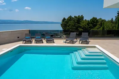 Bazen u objektu Luxury, seafront Villa Petra with heated pool only 50m from beach ili u blizini