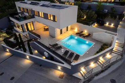 Bazen u objektu Luxury, seafront Villa Petra with heated pool only 50m from beach ili u blizini