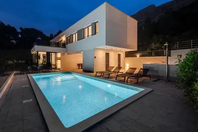Bazen u objektu Luxury, seafront Villa IVAN with heated pool only 100m from beach ili u blizini