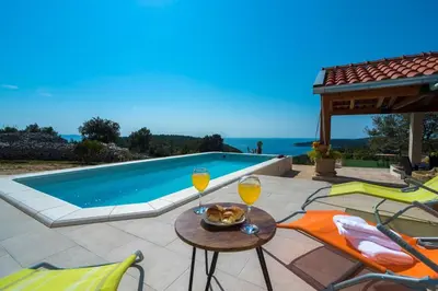 Bazen u objektu Isolated paradise Adio Mare Milna Brač ili u blizini