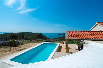 Bazen u objektu Isolated paradise Adio Mare Milna Brač ili u blizini