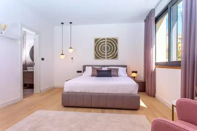 Krevet ili kreveti u jedinici u objektu Luxury VILLA CECILIA with 4 en-suite bedrooms located 250m from the beach in Podstrana, max 8 people