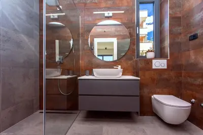 Kupaonica u objektu Luxury VILLA CECILIA with 4 en-suite bedrooms located 250m from the beach in Podstrana, max 8 people