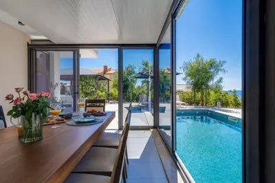 Bazen u objektu Luxury VILLA CECILIA with 4 en-suite bedrooms located 250m from the beach in Podstrana, max 8 people ili u blizini