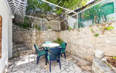 Popločani dio dvorišta ili vanjski dio objekta Cozy Apartment In Lokva Rogoznica With Wifi
