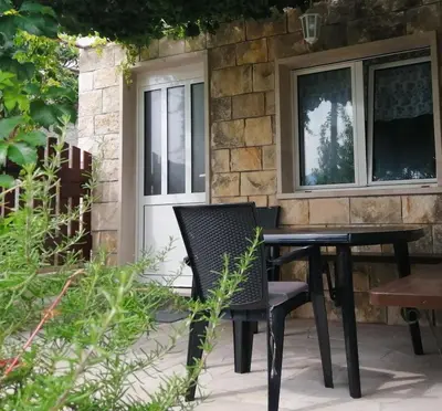 Popločani dio dvorišta ili vanjski dio objekta Astra apartman