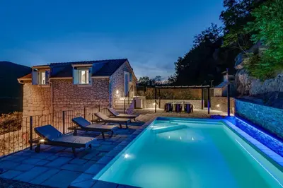 Bazen u objektu Stone villa JUDITA with heated pool and hydro-massage ili u blizini