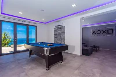 Stol za biljar u objektu Villa Belvedere with heated pool, billiards, Media room, sea views,10 pax