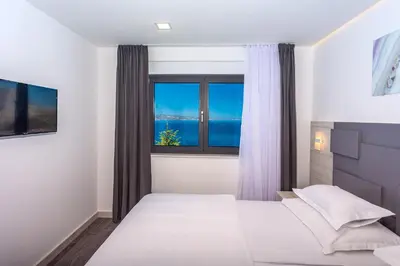 Krevet ili kreveti u jedinici u objektu Villa Belvedere with heated pool, billiards, Media room, sea views,10 pax