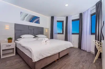 Krevet ili kreveti u jedinici u objektu Villa Belvedere with heated pool, billiards, Media room, sea views,10 pax