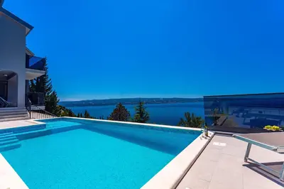 Bazen u objektu Villa Belvedere with heated pool, billiards, Media room, sea views,10 pax ili u blizini
