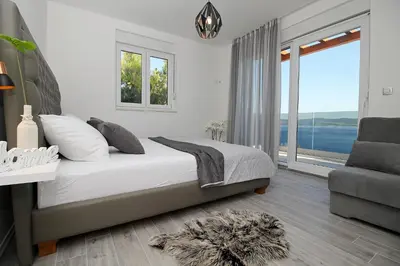 Krevet ili kreveti u jedinici u objektu Villa MIRNA with heated pool & whirlpool, traditional wine bar, 150m from sea