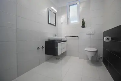 Kupaonica u objektu Villa MIRNA with heated pool & whirlpool, traditional wine bar, 150m from sea