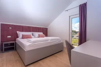 Krevet ili kreveti u jedinici u objektu Villa Diva with 7 bedrooms, heated pool, sauna and fun zone, sea views