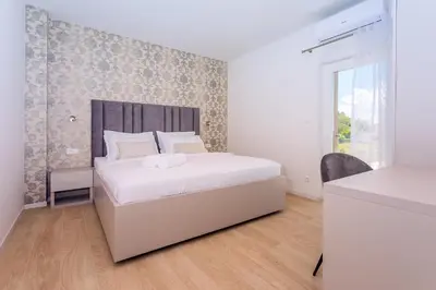 Krevet ili kreveti u jedinici u objektu Villa Diva with 7 bedrooms, heated pool, sauna and fun zone, sea views
