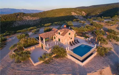 Bazen u objektu Beautiful Home In Postira ili u blizini
