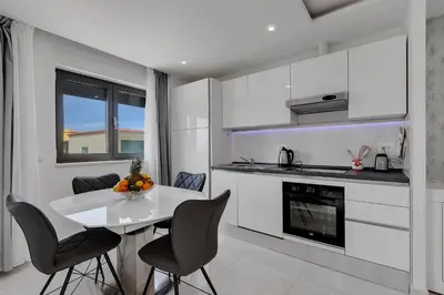 Kuhinja ili čajna kuhinja u objektu Luxury Promajna Beach Apartment